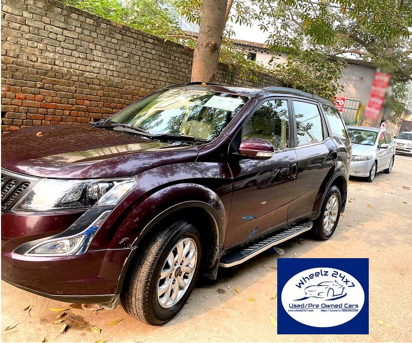 Mahindra XUV 500 W 10